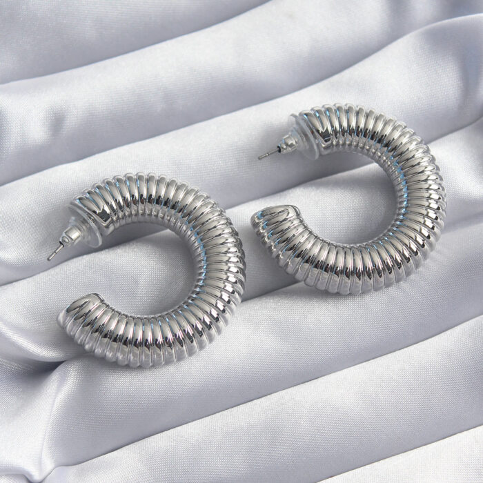 Pirinç Gümüş Renk İşleme Halka Model Kadın Küpe