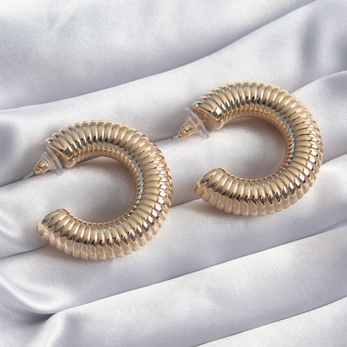 Pirinç Gold Renk İşleme Detay Halka Model Kadın Küpe