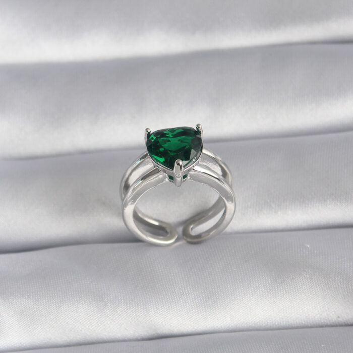 Pirinç Gümüş Renk Yeşil Zirkon Taşlı Tek Taş Model Kadın Yüzük