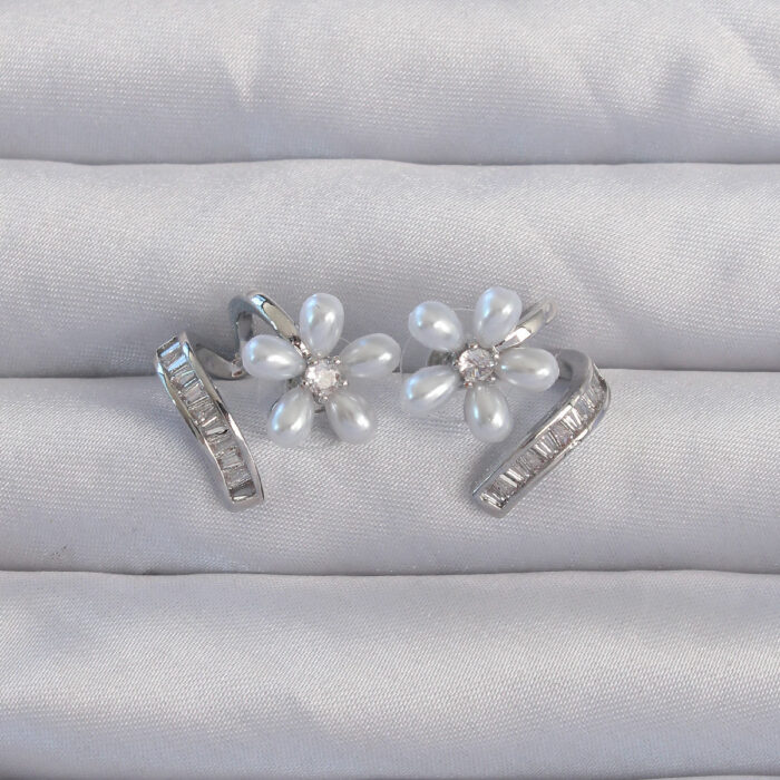 Pirinç Gümüş Renk Zirkon Taşlı Kıvrımlı İnci Çiçek Küpe