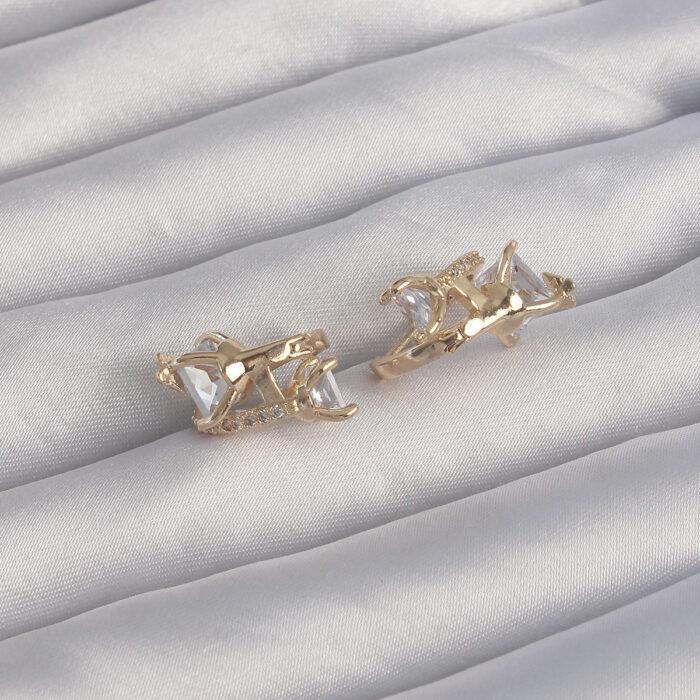 Pirinç Gold Renk İri Zirkon Taşlı Kıvrımlı Minimal Kelebekli Halka Küpe