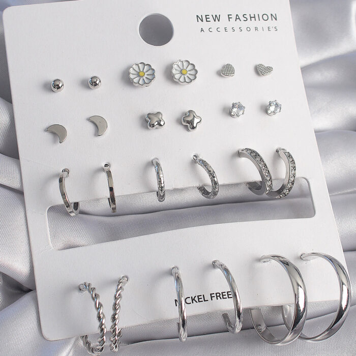 Pirinç Gümüş Renk Papatya Detaylı 12 Çift Kadın Küpe Seti