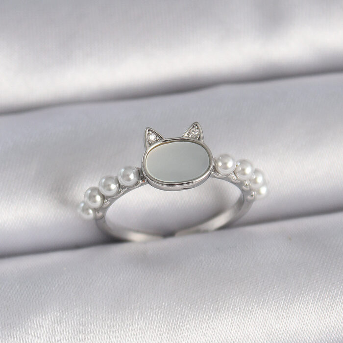 Pirinç Gümüş Renk Ayarlanabilir Beyaz Mineli Kedi Model İnci Detay Kadın Yüzük