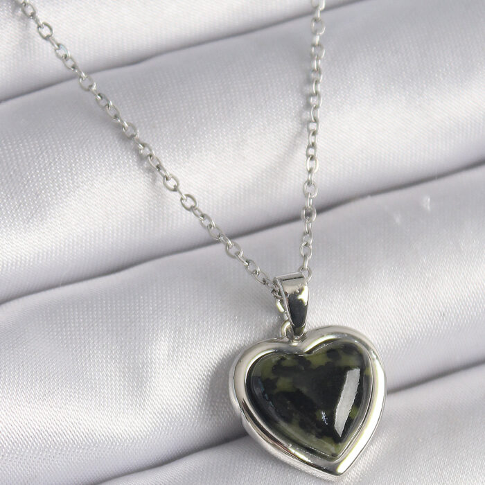 316L Çelik Gümüş Renk Yeşil Mineli Kalp Model Kadın Kolye