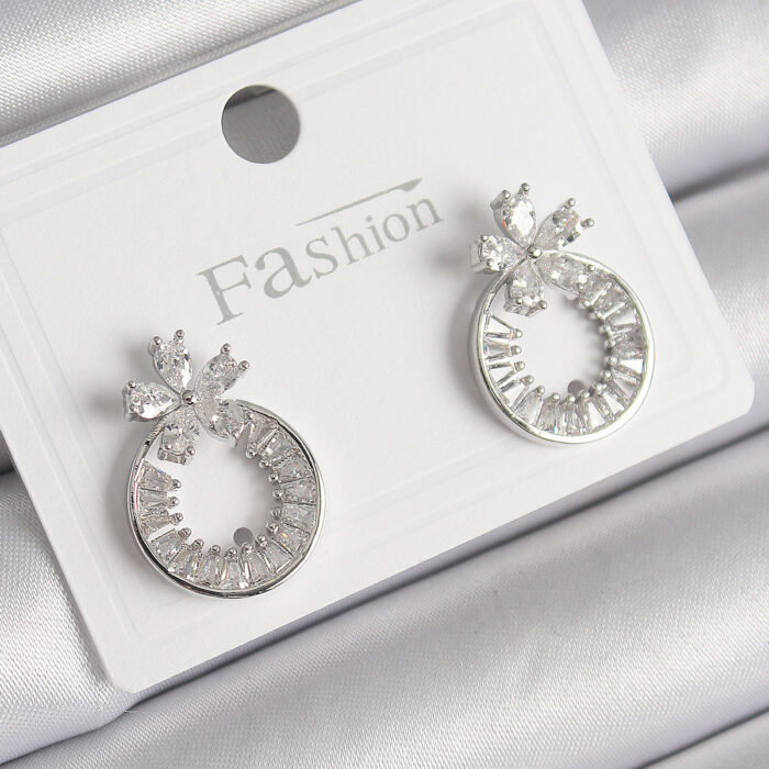 Pirinç Gümüş Renk Zirkon Taşlı Halka Model Çiçek Figür Kadın Küpe