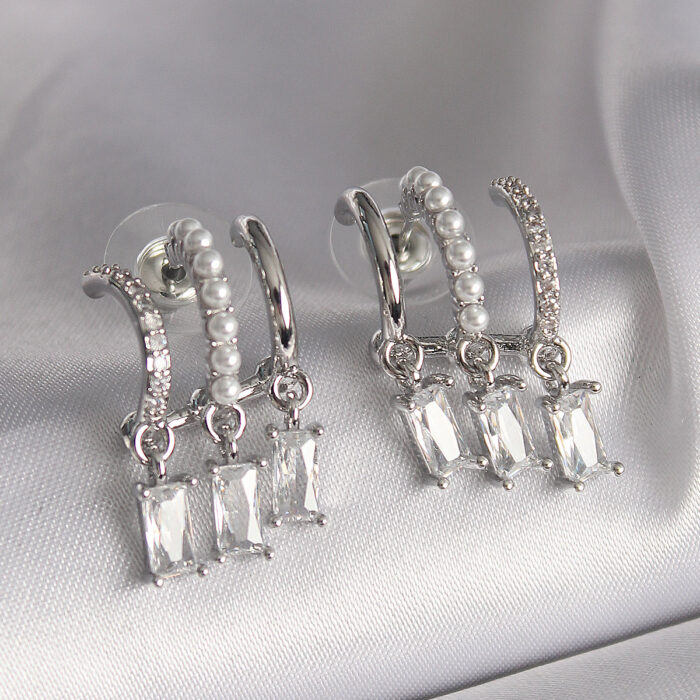 Pirinç Gümüş Renk İnci Detay Sallantı Zirkon Taşlı Kadın Küpe