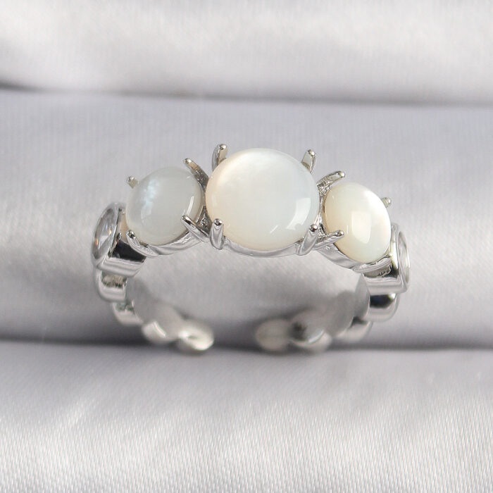 Pirinç Gümüş Renk Zirkon Taş Detaylı Beyaz Sedefli VIP Seri Kadın Yüzük