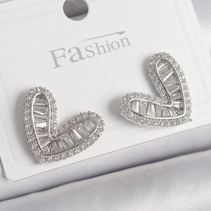 Pirinç Gümüş Renk Zirkon Taşlı Kalp Model Kadın Küpe