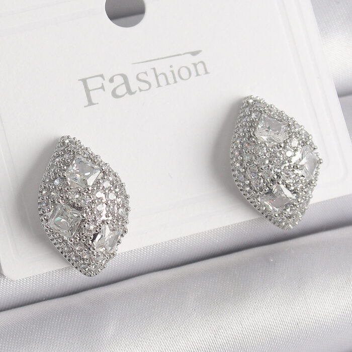 Pirinç Gümüş Renk Zirkon Taş İşlemeli Damla Model Kadın Küpe