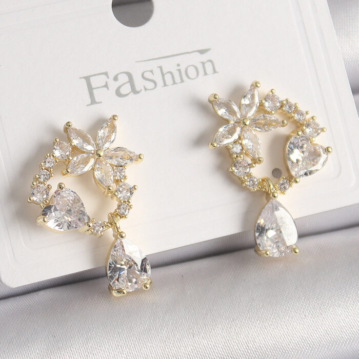 Pirinç Gold Renk Zirkon Taşlı Çiçek Model Sallantı Damla Detay Kadın Küpe