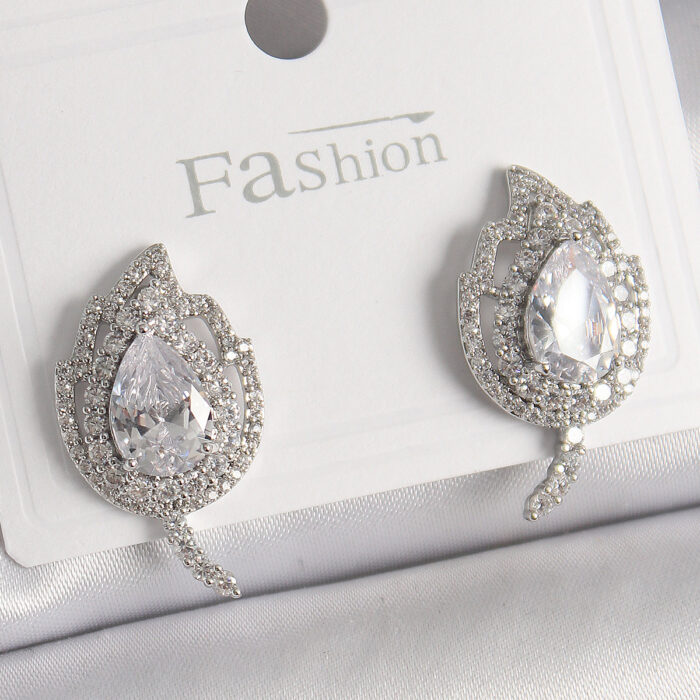 Pirinç Gümüş Renk Zirkon Taşlı Yaprak Model Kadın Küpe