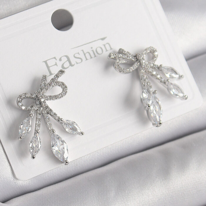 Pirinç Gümüş Renk Zirkon Taşlı Düğüm Model Damla Zirkon Taşlı Kadın Küpe