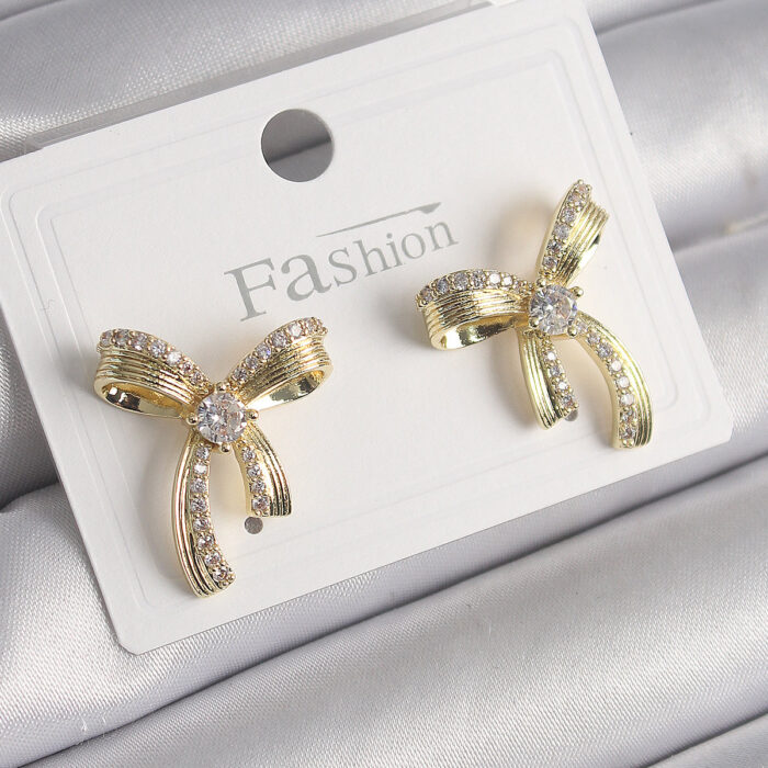 Pirinç Gold Renk Zirkon Taşlı Fiyonk Model Kadın Küpe