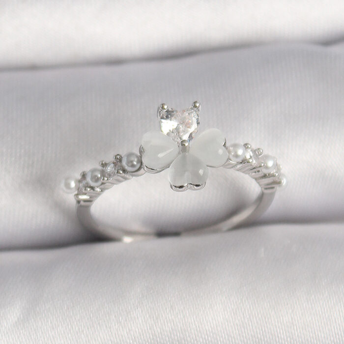 Pirinç Gümüş Renk Zirkon Taşlı Yonca Model İnci Detay Ayarlanabilir Yüzük