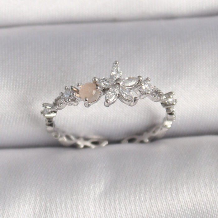 Pirinç Gümüş Renk Zirkon Taşlı Çiçek Model Ayarlanabilir Yüzük