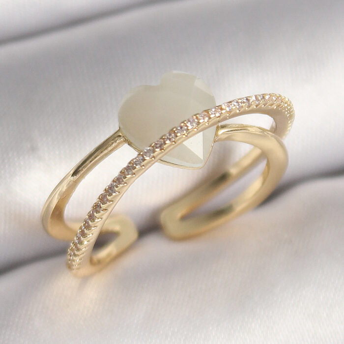 Pirinç Gold Renk Beyaz Kristal Kalp Model Zirkon Taş Detay Kadın Yüzük