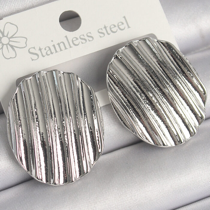 Pirinç Gümüş Renk Sallantı İşlemeli Daire Plaka Model Kadın Küpe