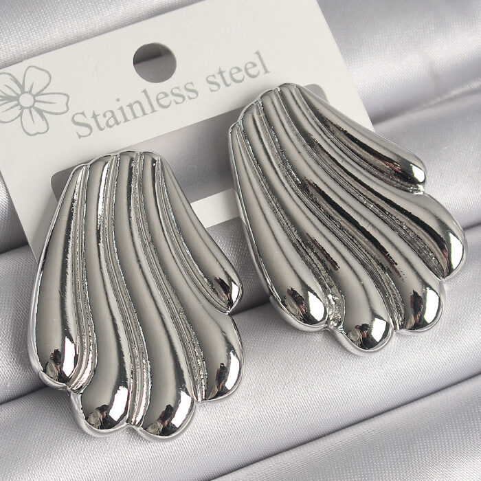 Pirinç Gümüş Renk İşlemeli İstiridye Model Kadın Küpe