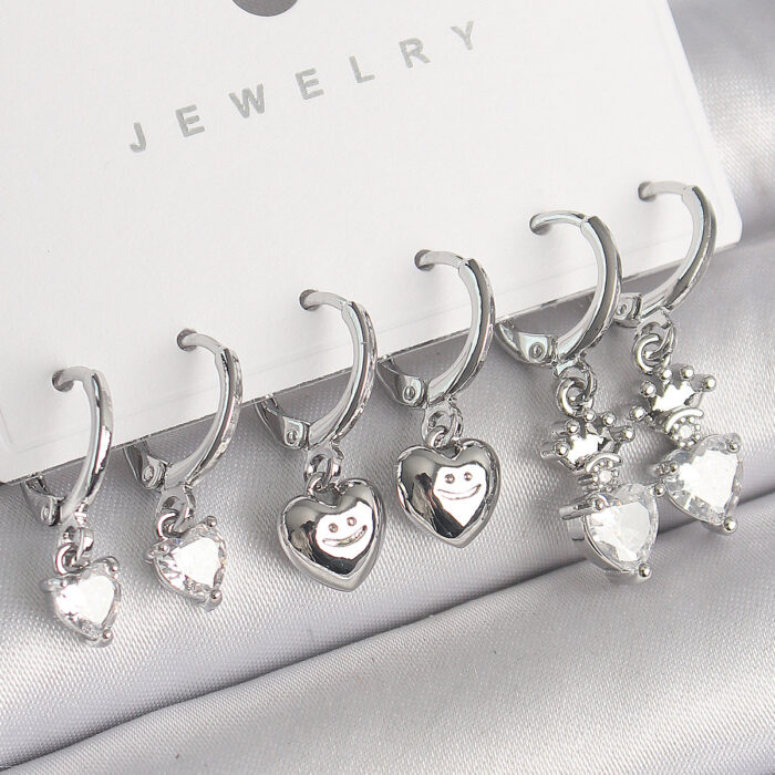 Pirinç Gümüş Renk Sallantı Zirkon Taşlı Kalp Model Taç Detay Kadın Küpe Seti