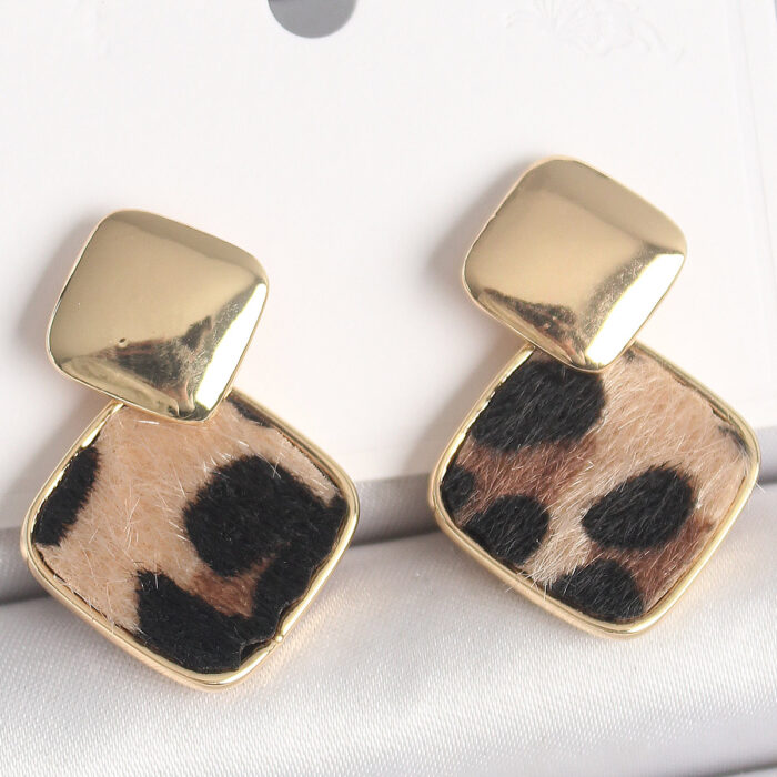 Pirinç Gold Renk Sallant Kare Leopar Desen Model Kadın Küpe