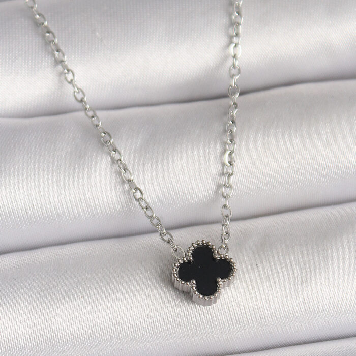 316L Çelik Gümüş Renk Siyah Yonca Model Kadın Kolye