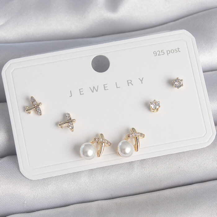 Pirinç Gold Renk Zirkon Taşlı Kelebek Model İnci Detay 925 Ayar Gümüş Çivi Kadın Küpe Seti