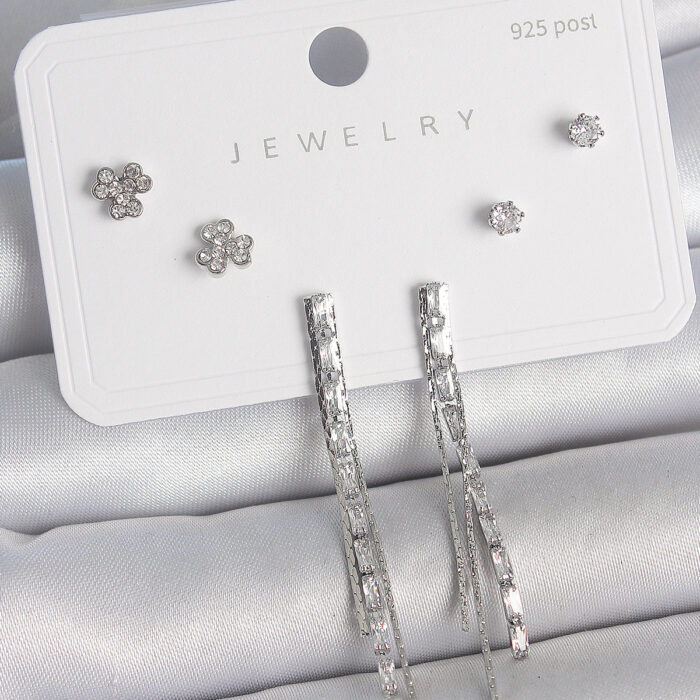 Pirinç Gümüş Renk Su Yolu Zirkon Taşlı Sallantı Model Çiçek Detay 925 Ayar Gümüş Çivi Kadın Küpe Seti