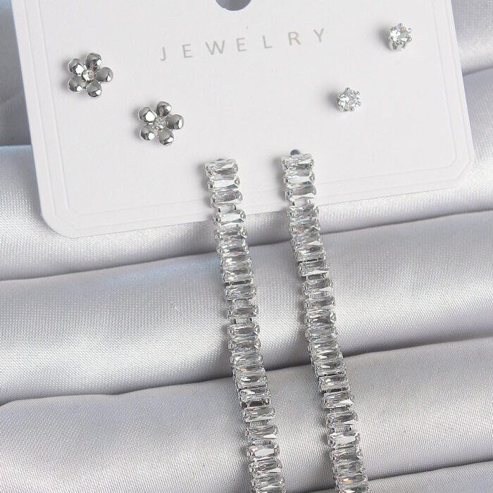 Pirinç Gümüş Renk Zirkon Taşlı Su Yolu Model Çiçek Detay 925 Ayar Gümüş Çivi Kadın Küpe Seti