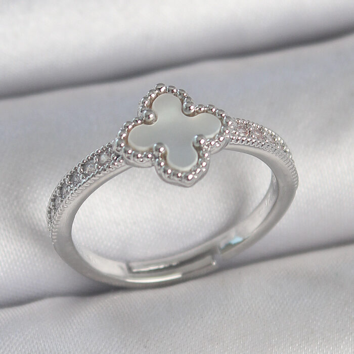 Pirinç Gümüş Renk Zirkon Taşlı Beyaz Mineli Yonca Model Ayarlanabilir Kadın Yüzük