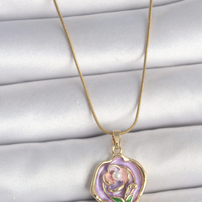 316L Çelik Gold Renk Zincir Mor Renkli Çiçek İşlemeli İnci Detay Portre Model Kadın Kolye