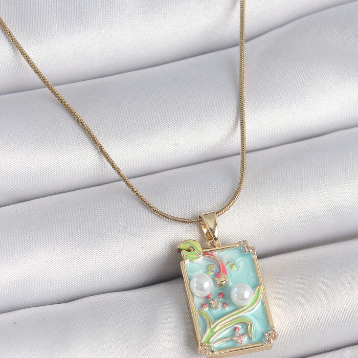 316L Çelik Gold Renk Zincir Mavi Mineli İncili Çiçek İşlemeli Portre Model Kadın Kolye