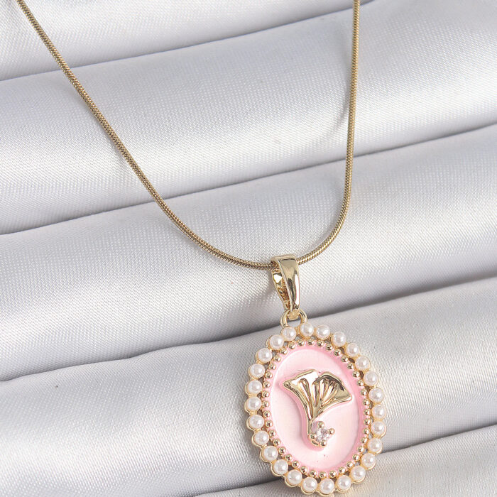 316L Çelik Gold Renk Zincir Pembe Mineli İncli Zirkon Taşlı Çiçek İşlemeli Portre Model Kadın Kolye