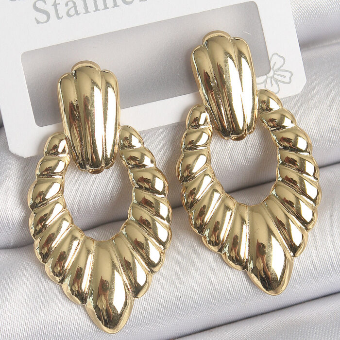 316 Çelik Gold Renk İşlemeli Motiif Model Kadın Küpe