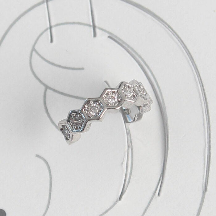 Pirinç Gümüş Renk Bal Peteği Model Zirkon Taşlı Kadın Kıkırdak Küpe