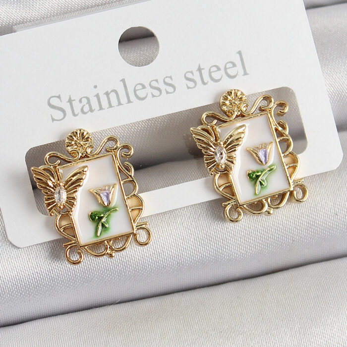 Pirinç Beyaz Mineli Sanatsal Portre Model Gold Renk Kadın Küpe