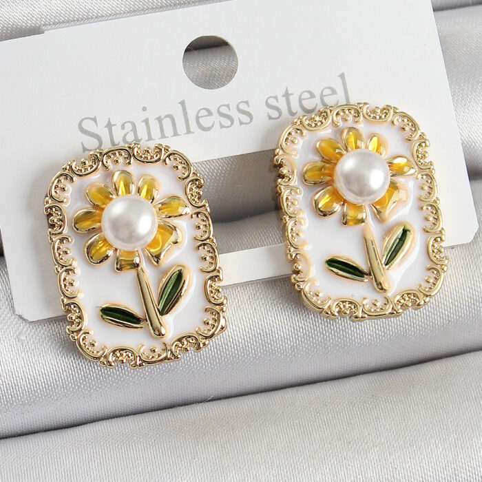 Pirinç Beyaz Mineli Papatya Figürlü Sanatsal Portre Model Gold Renk Kadın Küpe