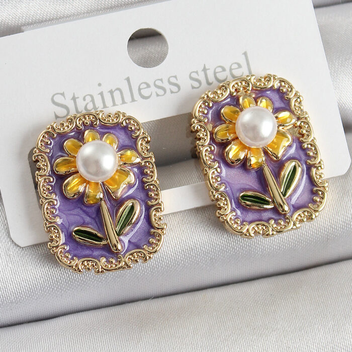 Pirinç Mor Mineli Papatya Figürlü Sanatsal Portre Model Gold Renk Kadın Küpe