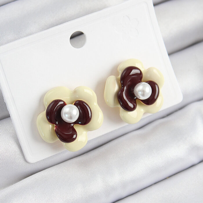 İnci Detaylı Krem Kahverengi Renk Papatya Model Kadın Küpe