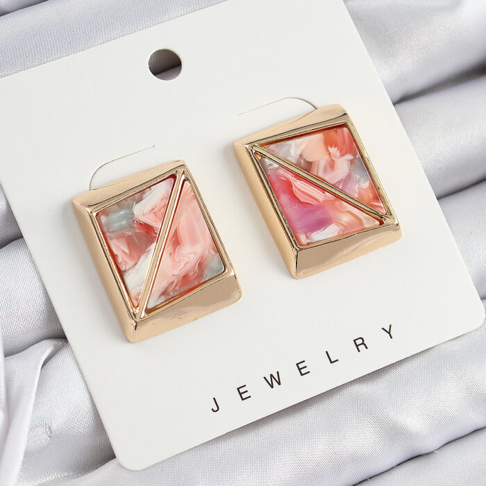 Pirinç Pembe Üçgen Kesim Detaylı Kare Model Vintage Gold Renk Kadın Küpe