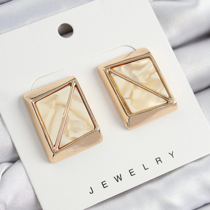 Pirinç Krem Üçgen Kesim Detaylı Kare Model Vintage Gold Renk Kadın Küpe