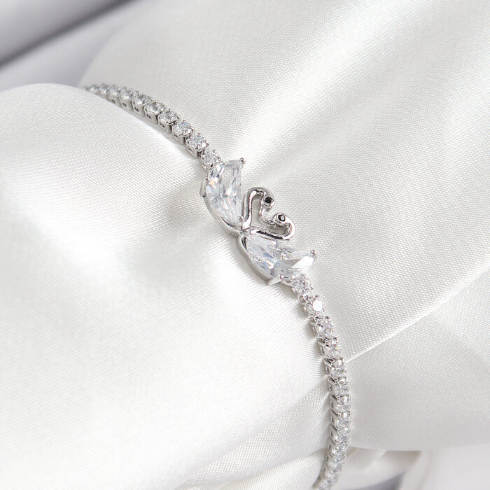 Pirinç Zirkon Taşlı Kuğu Model Gümüş Renk Asansörlü Kadın Bileklik