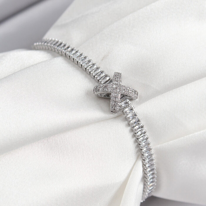 Pirinç Zirkon Taşlı X Detaylı Su Yolu Model Gümüş Renk Asansörlü Kadın Bileklik