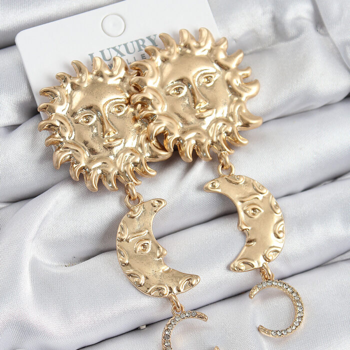 Pirinç Zirkon Taşlı Sallantılı Güneş Model Gold Renk Kadın Küpe