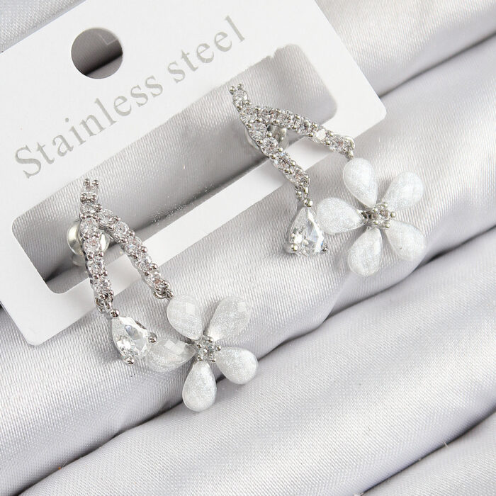 Pirinç Zirkon Taşlı Papatya Model Gümüş Renk Kadın Küpe