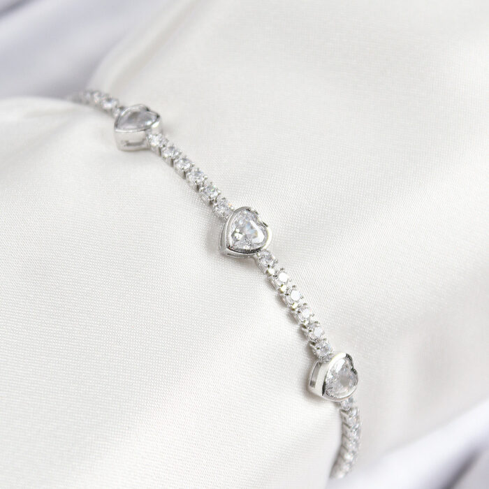 Pirinç Zirkon Taşlı Sıralı Kalp Model Gümüş Renk Asansörlü Kadın Bileklik