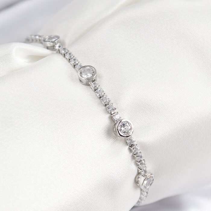 Pirinç Zirkon Taşlı Daire Model Gümüş Renk Asansörlü Kadın Bileklik