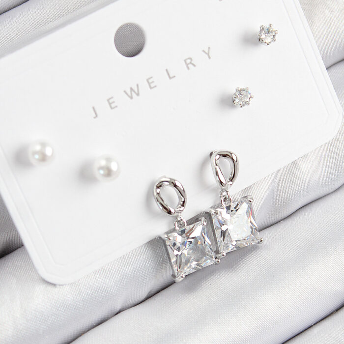 Pirinç Zirkon Taşlı Sallantılı Kare Model Gümüş Renk 925 Ayar Gümüş Çivi Kadın Küpe Set