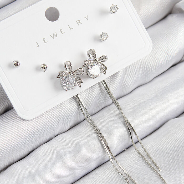Pirinç Zirkon Taşlı Sallantılı Fiyonk Model Gümüş Renk 925 Ayar Gümüş Çivi Kadın Küpe Set