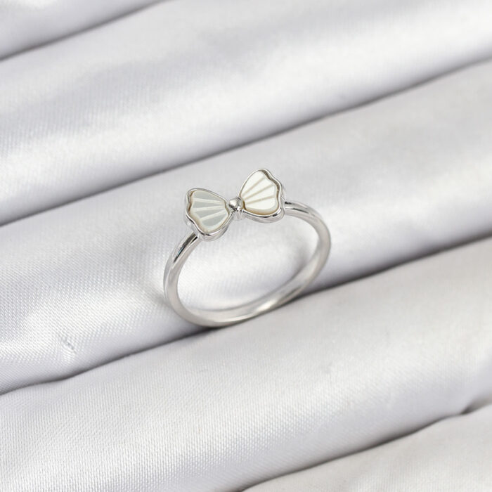 Pirinç Gümüş Renk Fiyonk Model Kadın Yüzük