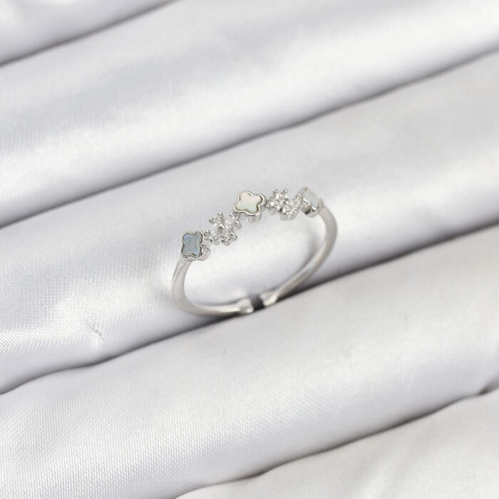 Pirinç Gümüş Renk Minimal Yonca Detaylı Kadın Yüzük